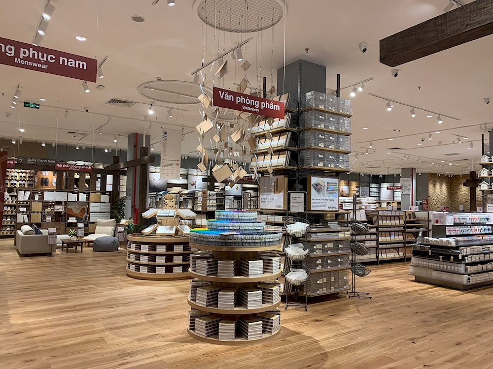 The MUJI stationery section at Aeon Mall Long Bien is spacious, and the products are neatly and attractively arranged in each display area